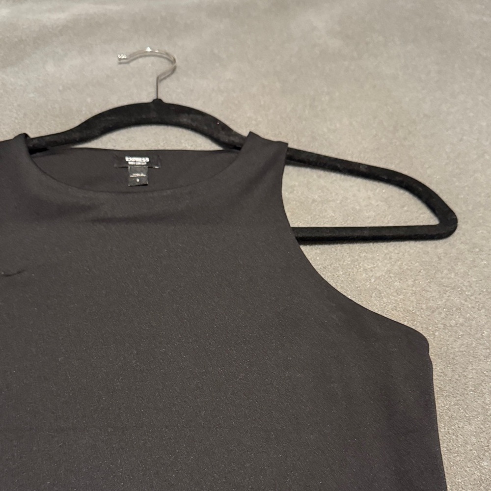 Express Body Contour Cropped Tank - Picture 3 of 6